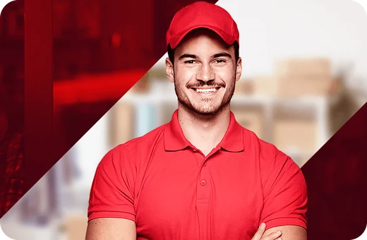 Atendente sorridente de camisa vermelha pronto para ajudar no WhatsApp