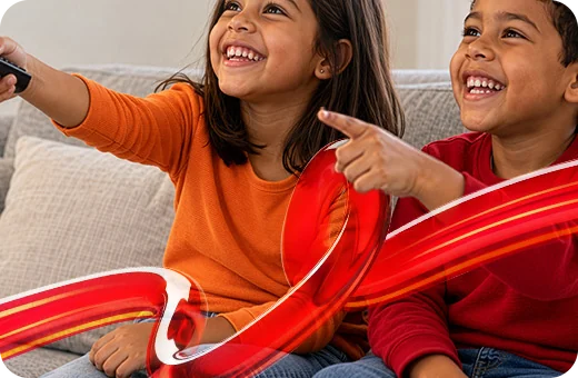 Crianças felizes assistindo TV no sofá com o controle remoto